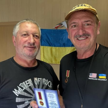 Голова ГС ПРУ Ігор Гасек вручив керівнику  благодійної організації "Мандрівні полковники" Монте Дунарду пам'ятну медаль